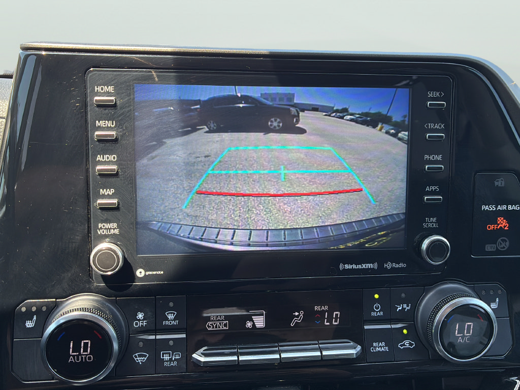 Used 2022 Toyota Highlander XLE FWD image 17