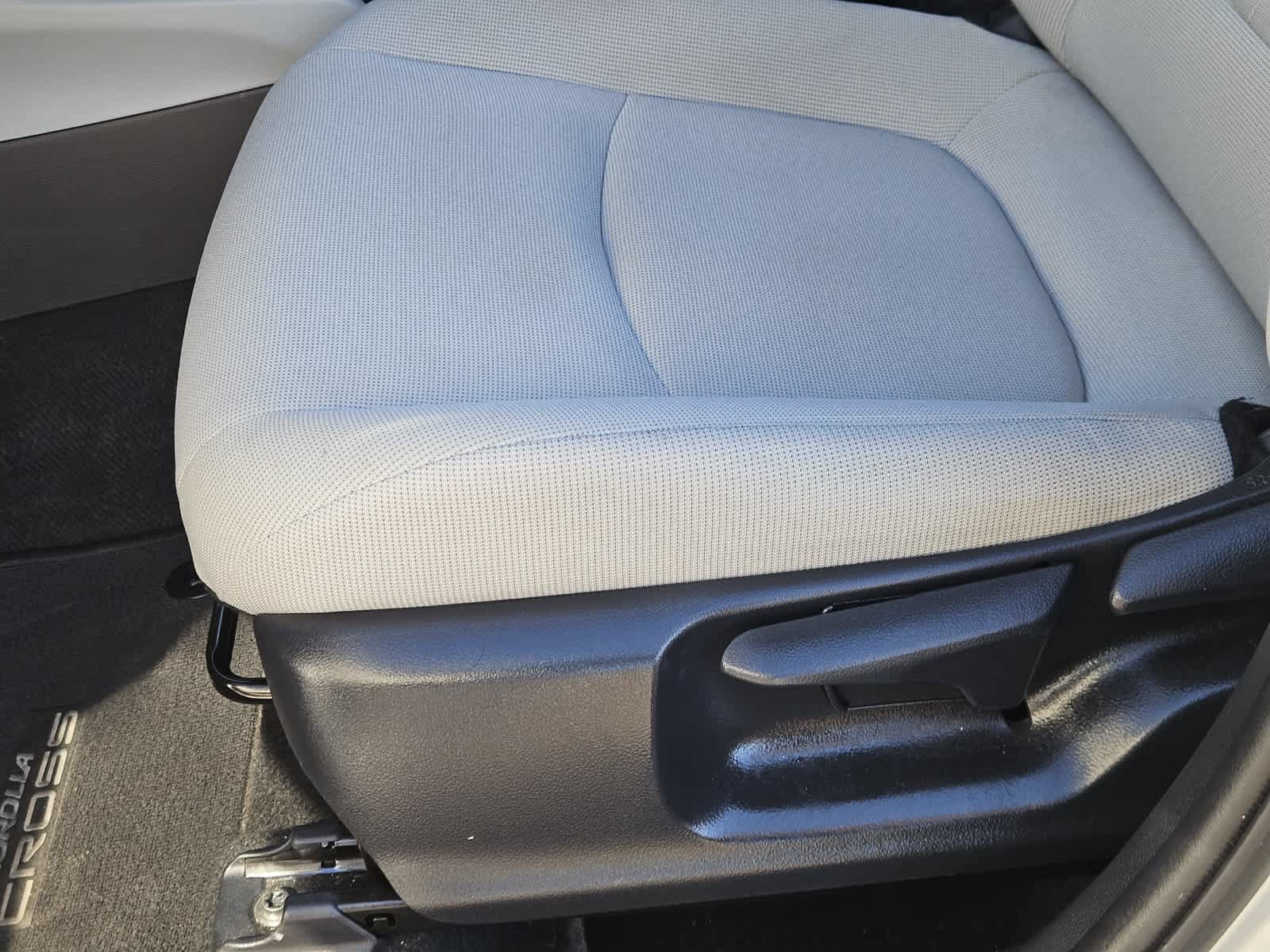 Used 2022 Toyota Corolla Cross LE FWD image 22