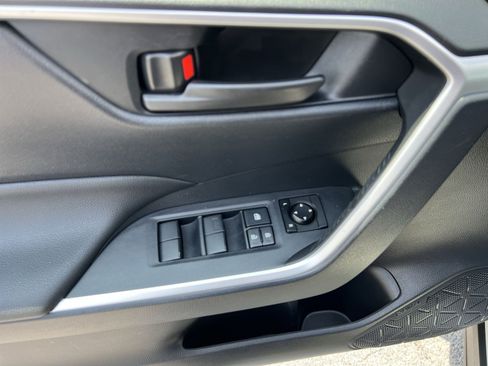 Used 2019 Toyota RAV4 LE AWD/4WD image 14