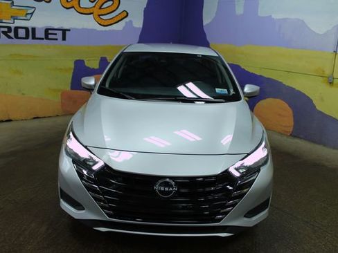 Used 2025 Nissan Versa SV image 3