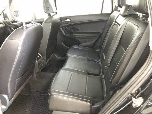 Used 2021 Volkswagen Tiguan SE w/ Panoramic Sunroof Package image 8