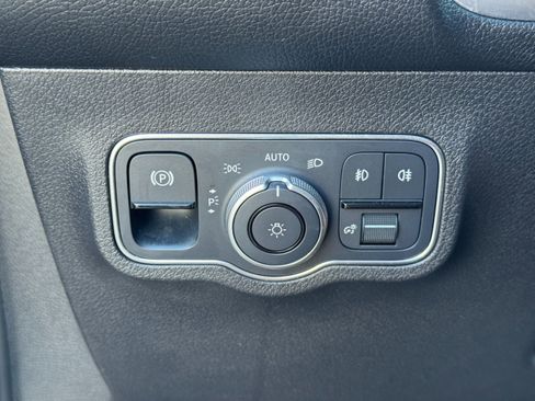 Used 2023 Mercedes-Benz GLB 250 GLB 250 w/ Premium Package image 19