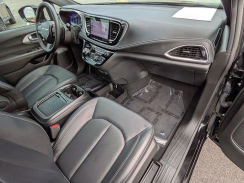 Used 2024 Chrysler Pacifica Touring-L w/ S Appearance Package image 31