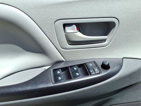 Used 2020 Toyota Sienna L FWD image 11
