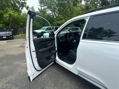 Used 2023 Honda Pilot Touring image 7