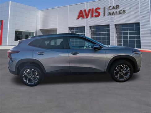 Used 2025 Chevrolet Trax LT w/ LT Convenience Package image 5