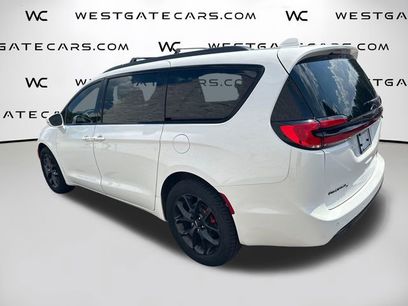Used 2021 Chrysler Pacifica Limited w/ Uconnect Theater Family Group