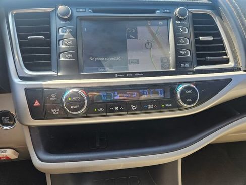 Used 2019 Toyota Highlander XLE FWD image 18
