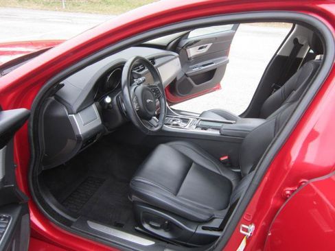 Used 2018 Jaguar XF Premium image 5