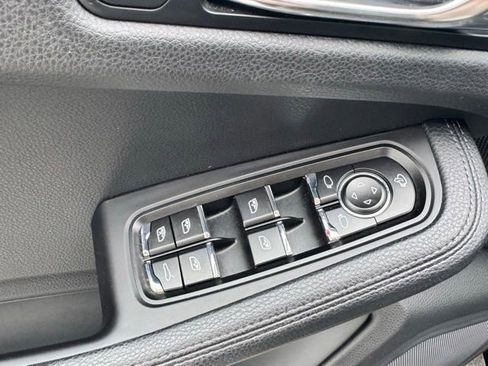 Used 2023 Porsche Macan AWD/4WD image 32
