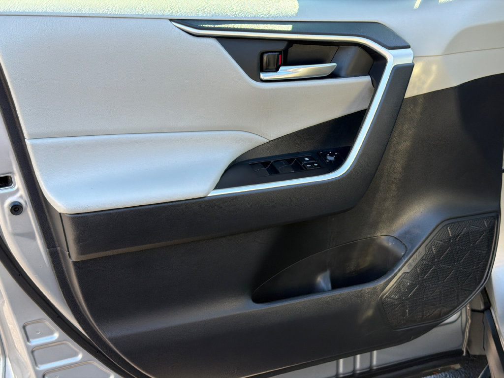Used 2021 Toyota RAV4 XLE w/ Convenience Package FWD image 12