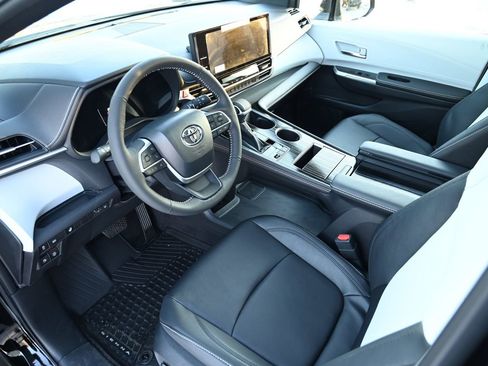 Used 2025 Toyota Sienna XSE image 18