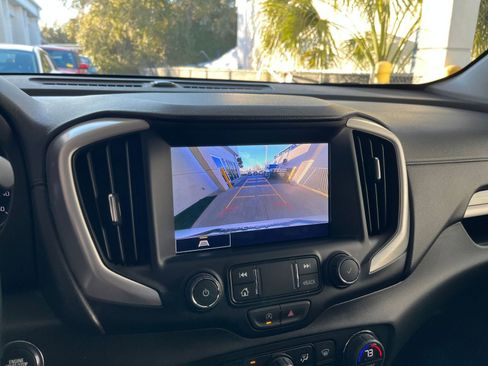 Used 2024 GMC Terrain SLT image 25