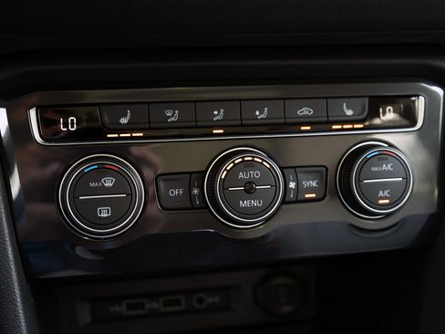 Used 2020 Volkswagen Tiguan SE w/ Panoramic Sunroof Package image 32