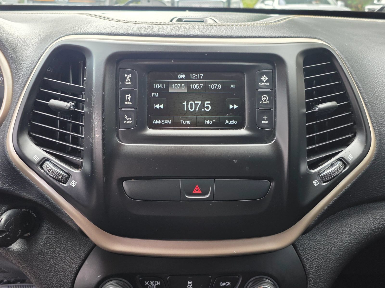 Used 2018 Jeep Cherokee Latitude w/ Altitude Package AWD/4WD image 12