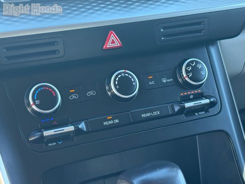 Used 2024 Kia Carnival LX image 22