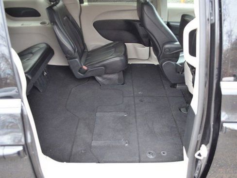 Used 2023 Chrysler Pacifica Touring-L image 35