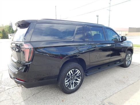 Used 2026 Chevrolet Suburban Z71 w/ Comfort Package AWD/4WD image 8