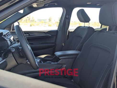 Used 2025 Jeep Grand Cherokee L Laredo RWD image 24