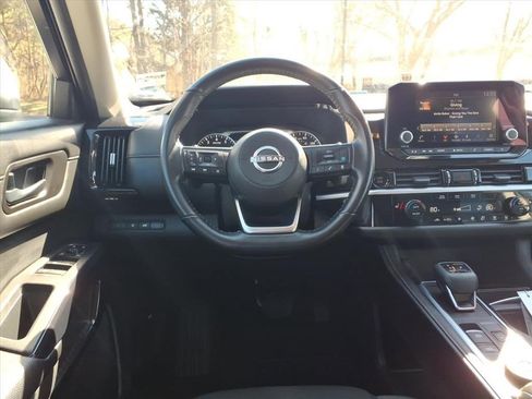 Used 2025 Nissan Pathfinder SV image 21