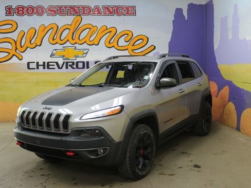 Used 2018 Jeep Cherokee Trailhawk w/ Comfort & Convenience Group AWD/4WD image 2