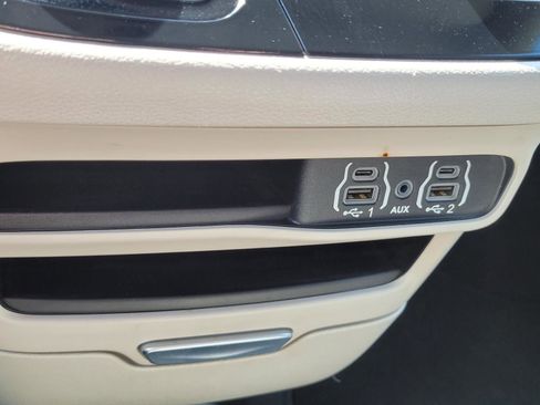 Used 2023 Chrysler Pacifica Touring-L FWD image 26