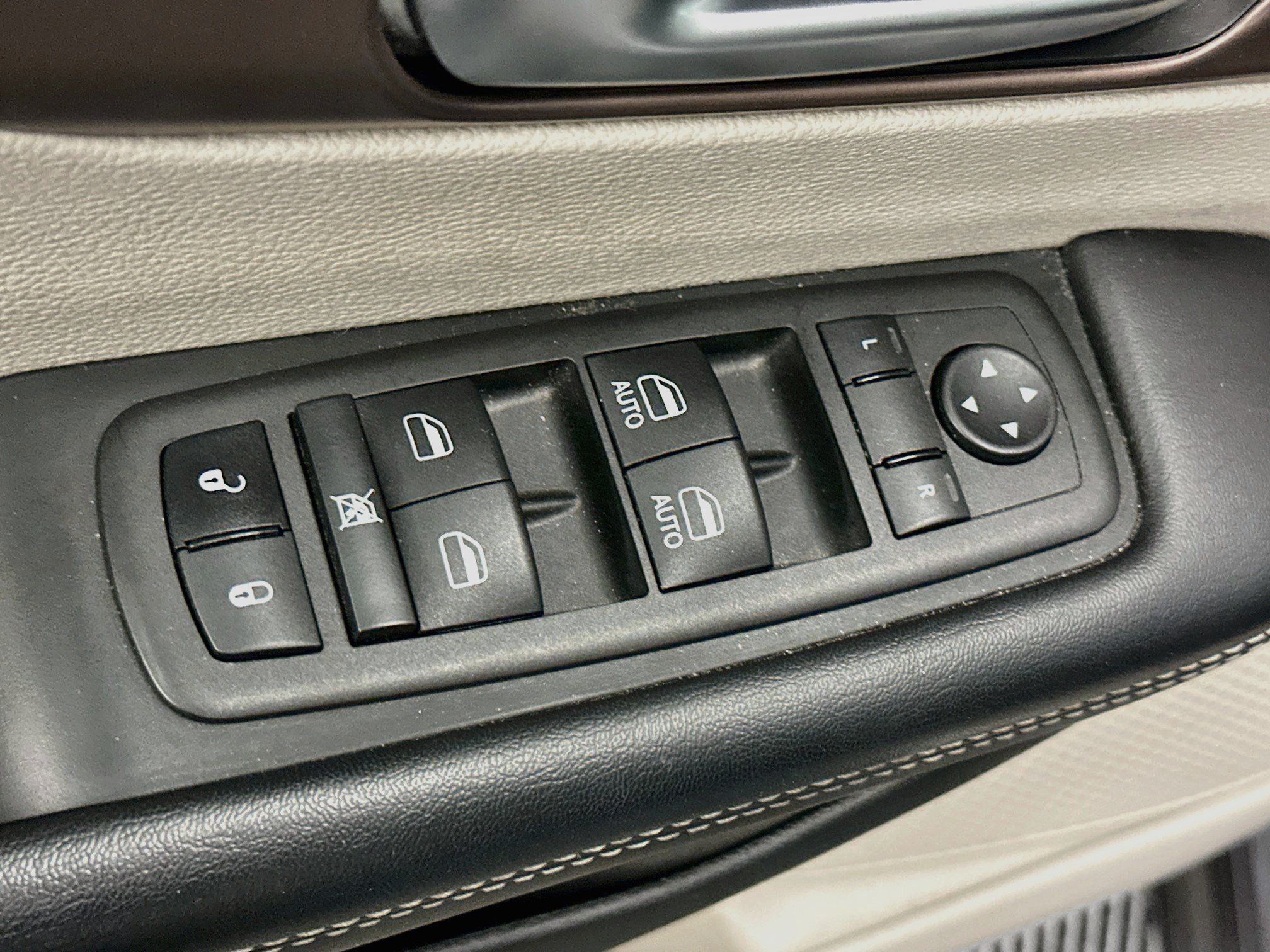 Used 2023 Chrysler Voyager LX FWD image 15