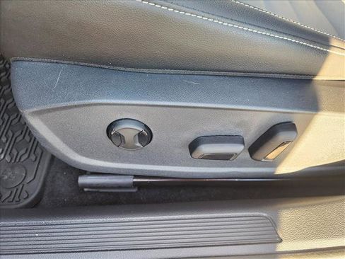 Used 2025 Volkswagen Jetta SE w/ Sunroof Package image 24