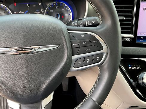 Used 2023 Chrysler Pacifica Touring-L FWD image 41