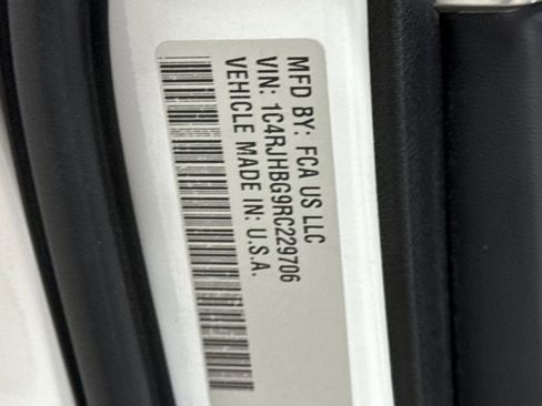 Used 2024 Jeep Grand Cherokee Limited image 28