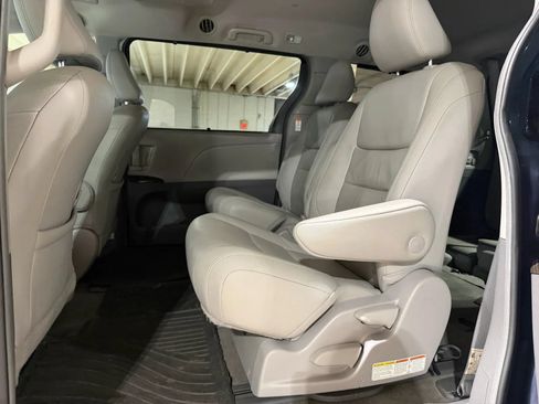 Used 2018 Toyota Sienna XLE Premium AWD/4WD image 12