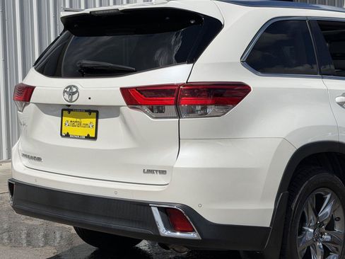 Used 2018 Toyota Highlander Limited Platinum FWD image 11