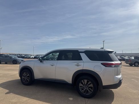 Used 2023 Nissan Pathfinder S image 10
