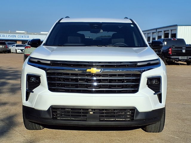 Used 2026 Chevrolet Traverse LT FWD image 2