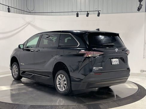 Used 2025 Toyota Sienna XLE image 10
