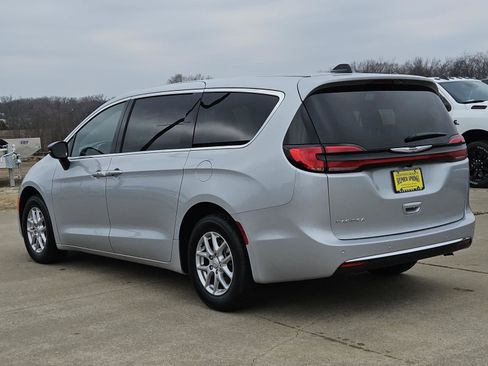 New 2026 Chrysler Pacifica Select image 3