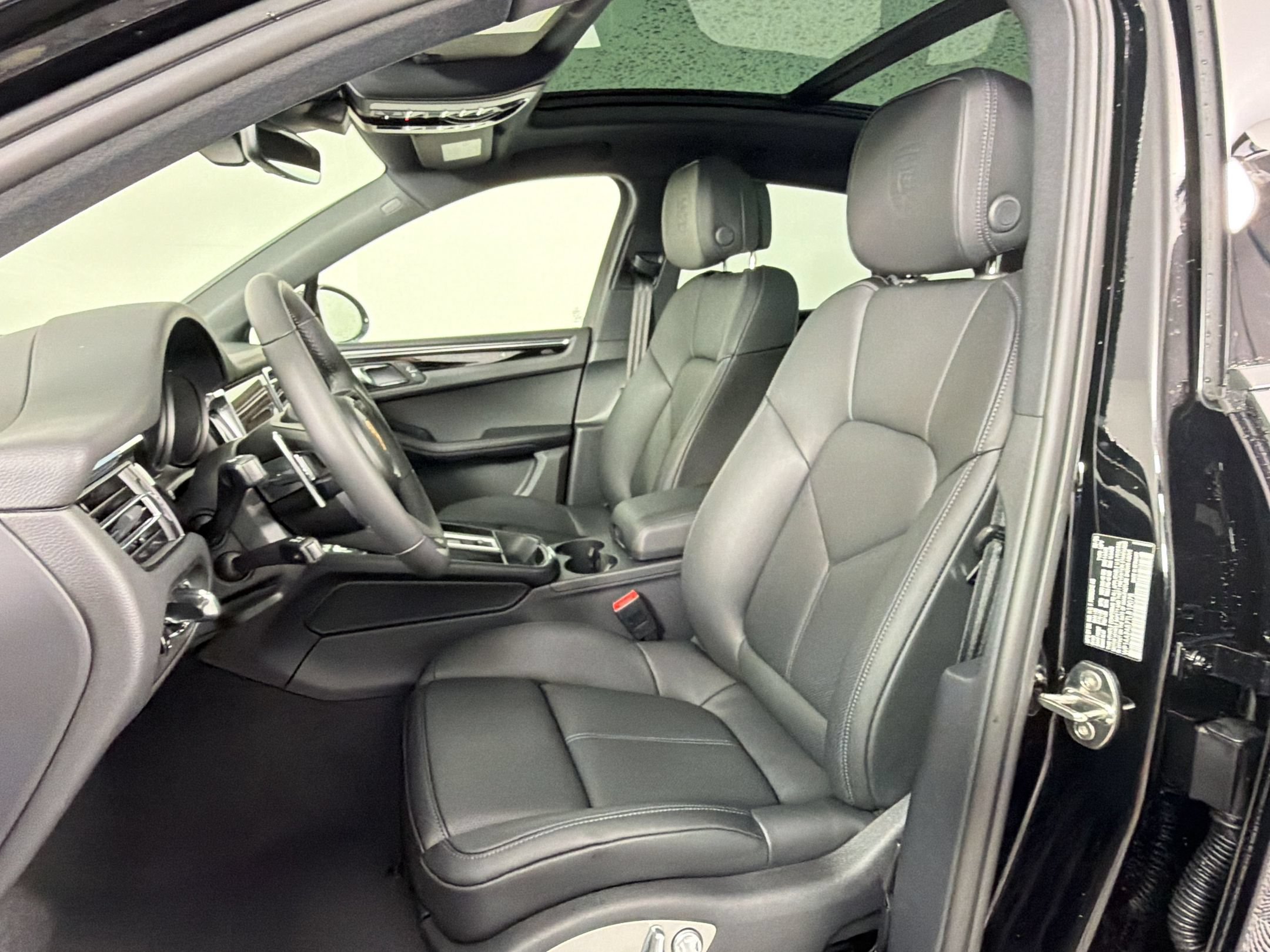 Certified 2026 Porsche Macan AWD/4WD image 5