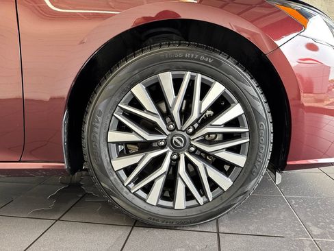 Used 2025 Nissan Altima 2.5 SV FWD image 48
