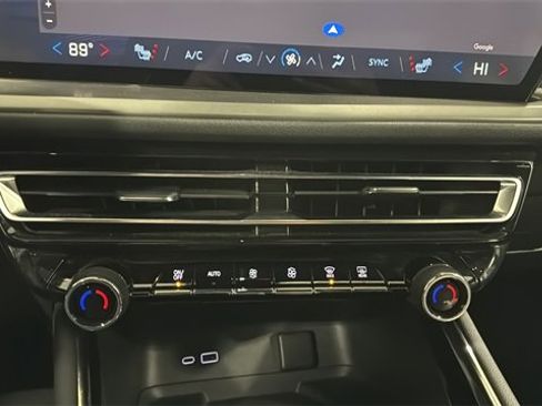 Used 2025 Chevrolet Traverse LT image 17