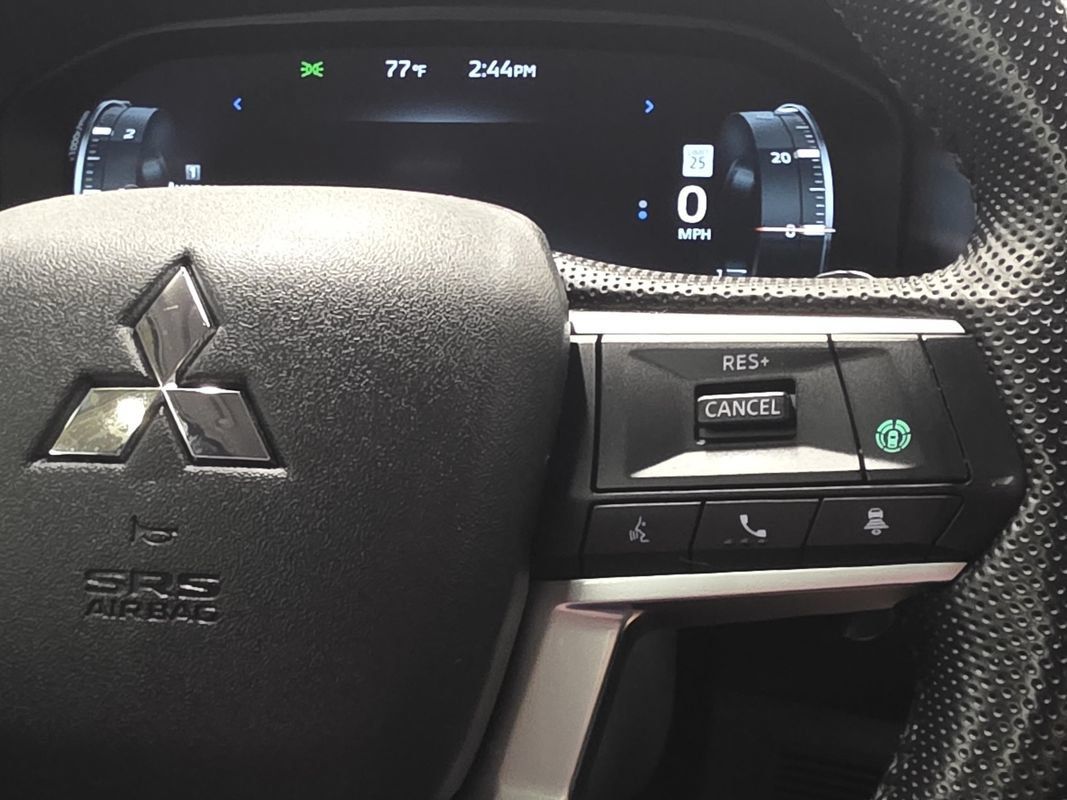Used 2024 Mitsubishi Outlander AWD image 33