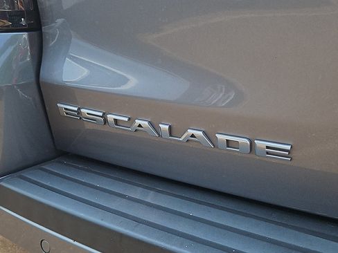 Used 2020 Cadillac Escalade ESV Luxury w/ LPO, Radiant Package AWD/4WD image 30