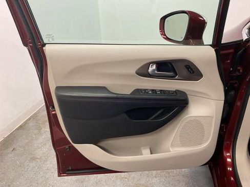 Used 2018 Chrysler Pacifica Limited image 22