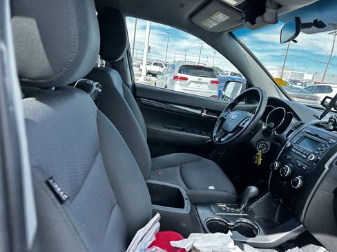 Used 2012 Kia Sorento LX w/ Third Row Pkg image 12