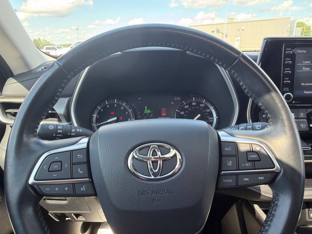 Used 2021 Toyota Highlander XLE AWD/4WD image 17