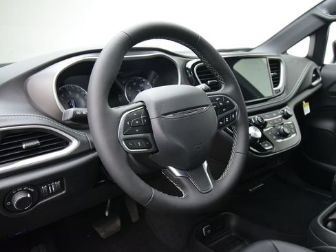 New 2027 Chrysler Pacifica Select FWD image 34