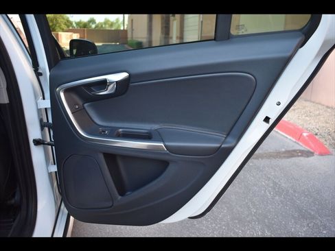 Used 2017 Volvo V60 T5 Cross Country w/ Convenience Package image 27