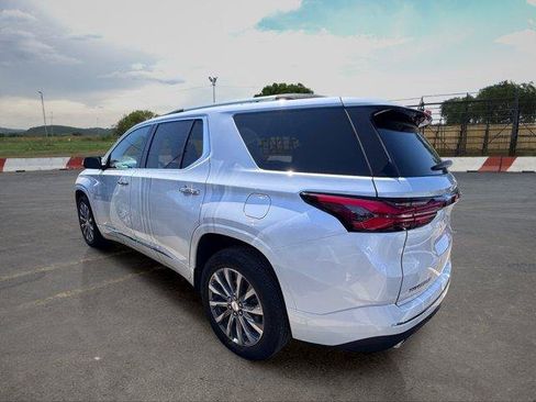 Used 2023 Chevrolet Traverse Premier FWD image 4