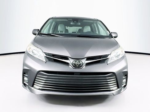 Used 2020 Toyota Sienna XLE Premium image 2