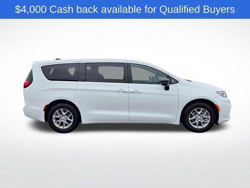 New 2026 Chrysler Pacifica Select image 2