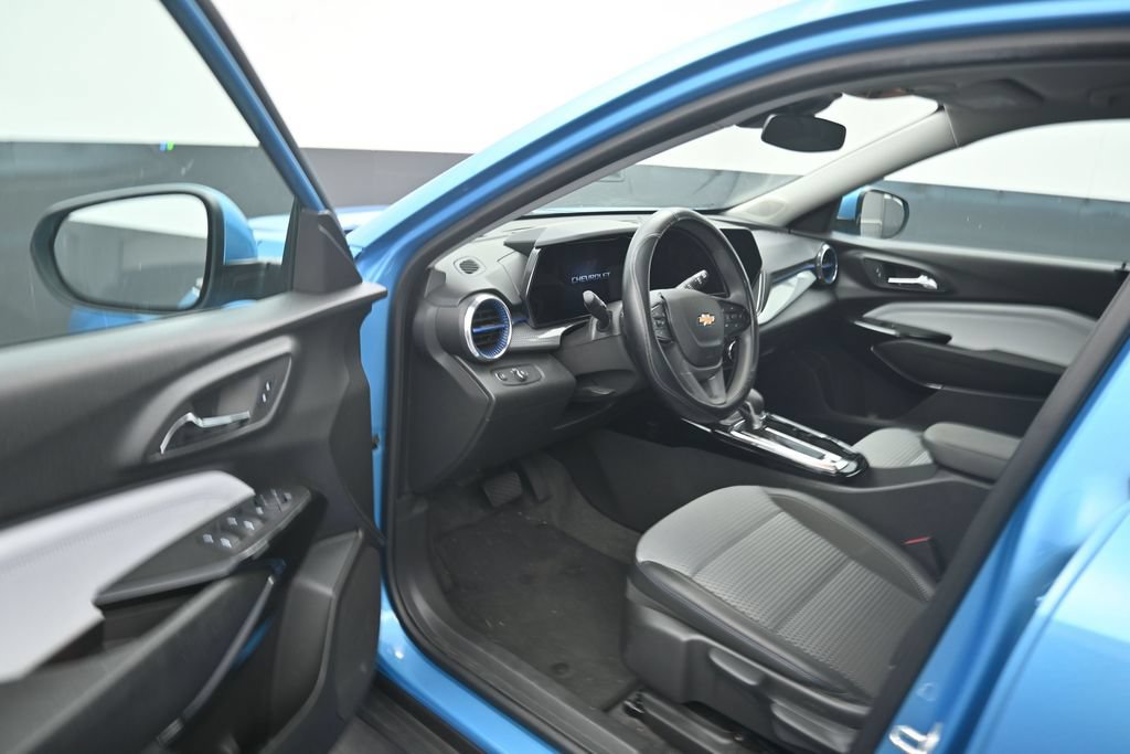 Used 2025 Chevrolet Trax LT w/ LT Convenience Package FWD image 10